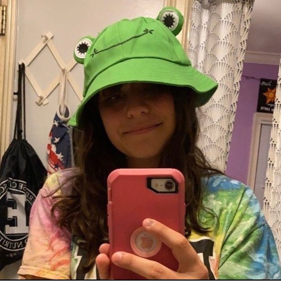 SHEIN Accessories - Green Frog Bucket Hat